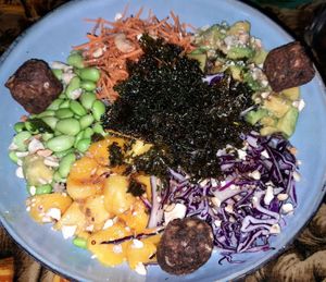 Veggie bowl: quinoa trio, falafels, avocado, edamame, carrots, red cabbage, fried black kale, cashew, mango, soy-sesame vinagrette at Disneyland - Rainforest Cafe    in Chessy