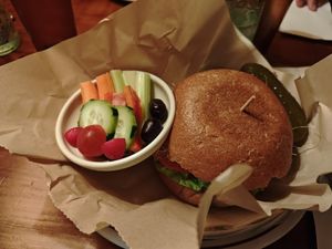 Hamburguesa y su mini mini ensalada 😂 at The Yellow Deli in San Sebastian