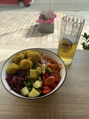 Vegane Bowl mit Quinoa Linsen Bratlingen  at Cafe Bistro Simple in Donauwoerth