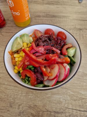 Vegane Salat Bowl klein at Cafe Bistro Simple in Donauwoerth