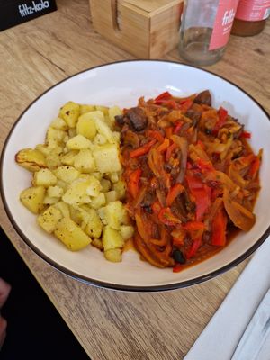 Veganes Gulasch at Cafe Bistro Simple in Donauwoerth