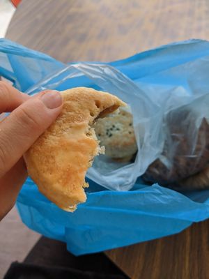 Flaky, delicious tau sar piahs at Eastern Highland Healthy Cake House 东山 in East Singapore