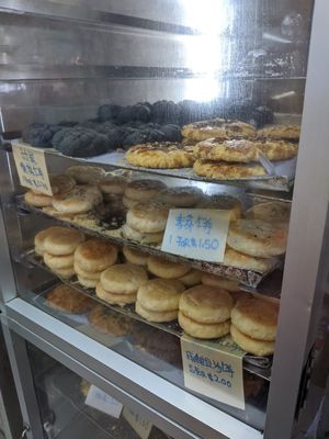 Best tau sar piahs (3 for $2) at Eastern Highland Healthy Cake House 东山 in East Singapore