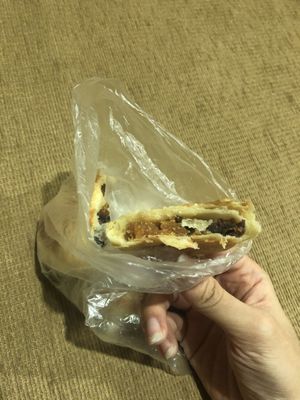 tau sar piah (1/2 red bean 1/2 green bean) 👍🏻👍🏻 3 for $2 at Eastern Highland Healthy Cake House 东山 in East Singapore