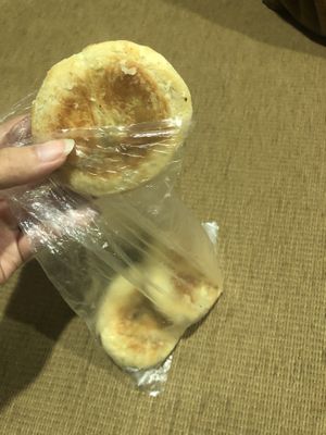 tau sar piah (1/2 red bean 1/2 green bean) 👍🏻👍🏻 3 for $2 at Eastern Highland Healthy Cake House 东山 in East Singapore