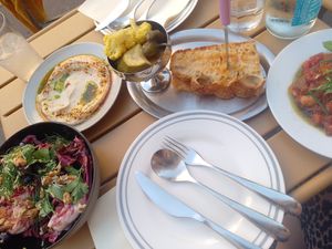 August 2025: Radiccio, Brot+Dip, Saures und ganz rechts Cipolinis at June in Halle