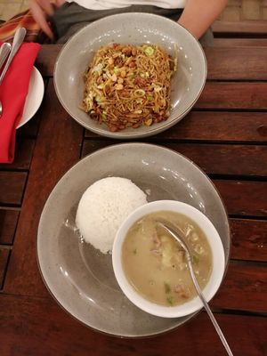 Vegan Spicy Noodles und Vegan Green Thai Curdy at YAAGA - BACKYARD DINING in Negombo