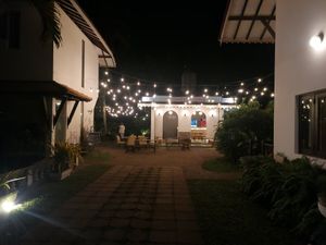 Abendliche Stimmung im Außenbereich at YAAGA - BACKYARD DINING in Negombo