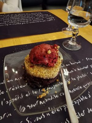 Strawberry and blueberries crumble with strawberry sorbet at le Café de la Comédie in Carcassonne