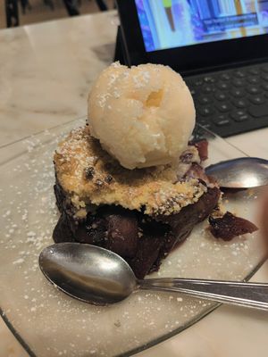 Apple crumble with pear ice cream at le Café de la Comédie in Carcassonne