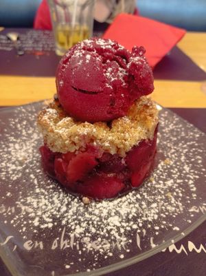 Blueberry apple crumble with blueberry ice cream at le Café de la Comédie in Carcassonne