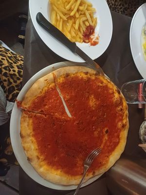 Marinara pizza and french fries, 7 September 2024 at 5 Torri in Cortina D Ampezzo