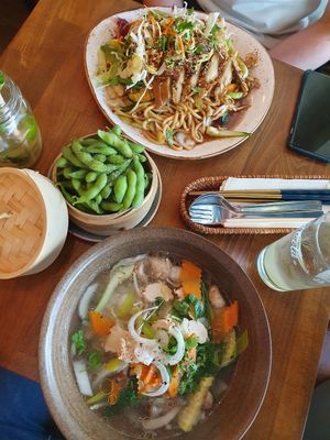 Uns haben die gebratenen Udon-Nudeln und die Pho sehr gut geschmeckt! at Sen Vegan in Berlin