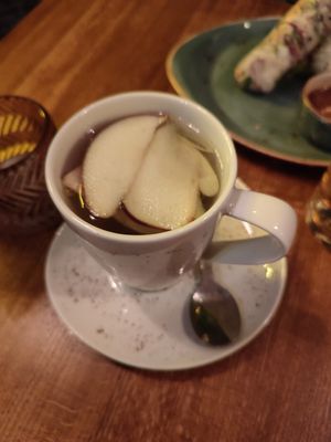 apple tea with fresh apple slices at Sen Vegan in Berlin