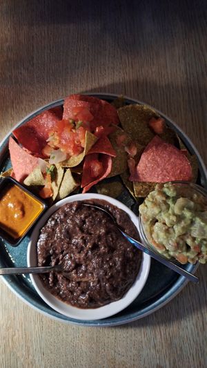 Nachoteller mit Bohnenmus für zwei Personen at Chango in Hamburg