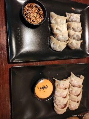 Mean Aubergine mit Dumpling Dipping Sauce & vegan Cheeseburger Dumplings mit Veganer Burgersauce at Dumplinghouse in Kassel