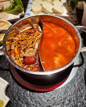 Mushroom broth left, tomato broth on the right at Lius Hotpot - 刘一手重庆火锅 Liu Yi Shou in Frankfurt