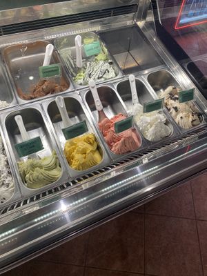 Bottom row is vegan (4 sorbets + 1 ice cream)  at Mia Gelateria in Crete