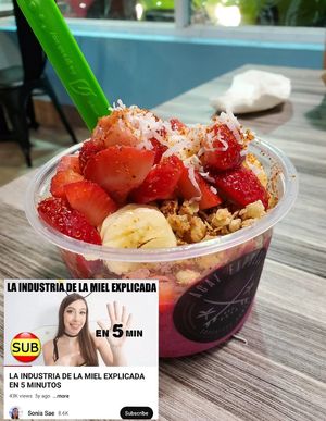"White Dragon Bowl" (sin miel/honey. Por qué? Mira este video que explica el abuso hacia las 🐝abejas. La miel🍯 NO🙅🏽‍♂️ ES VEGANA) + polvo 'Tajín' añadido (no i at Açaí Express - Country Club in San Juan