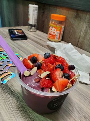Pro Surfer bowl. (btw, aquel polvo de "PB fit" lo traje yo y se lo eché al açaí🤩👌🏽 at Açaí Express - Country Club in San Juan