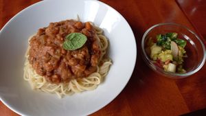 Spaghetti à la bolognese and salad with radishes, tomatoes and avocado (all vegan) at Zdravíčko in Olomouc