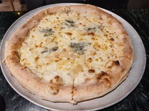 5 cheese (without the truffle) at Pizzart in Madrid