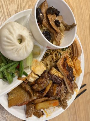   at Sumanxiang Vegetarian Cafeteria Suyan - 素满香素食自助餐厅·素宴 民乐园店 in Xian