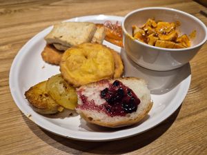  at Sumanxiang Vegetarian Cafeteria Suyan - 素满香素食自助餐厅·素宴 民乐园店 in Xian