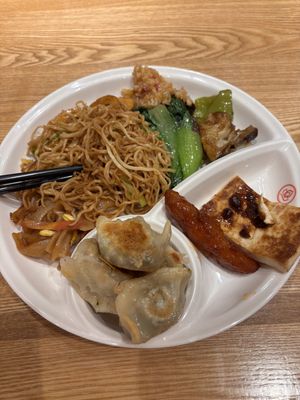   at Sumanxiang Vegetarian Cafeteria Suyan - 素满香素食自助餐厅·素宴 民乐园店 in Xian