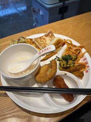   at Sumanxiang Vegetarian Cafeteria Suyan - 素满香素食自助餐厅·素宴 民乐园店 in Xian