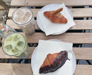 Vegan croissants and iced matcha & chai latte at Madame Croissant Bonn in Bonn