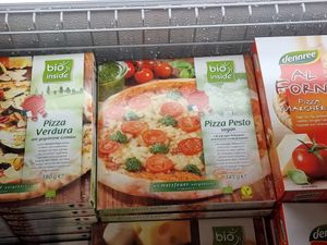 Vegan pizza at Denns BioMarkt in Koblenz