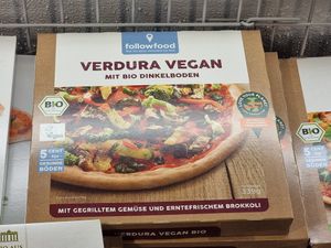 Vegan pizza at Denns BioMarkt in Koblenz