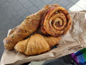 Ein Schokocrossaint, eine Pizzaschnecke und eine Stange mit Oliven at Denns BioMarkt in Koblenz