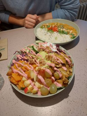 Harvest Bowl and peanut- sweetpotatoe- curry at Kaspar Schmauser in Leipzig