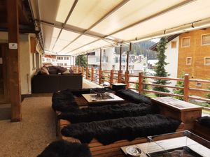 Outdoor seating at Pub Mont Fort in Verbier