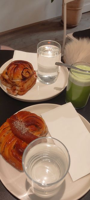 Sehr freundliche Bedienung, auch unser Hund war willkommen. Es gibt Milchalternativen ohne Aufpreis und veganes Gebäck. at Suuapinga - Specialty Coffee in Munich