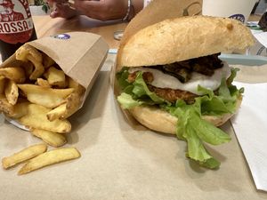 Green burger & french fries  at Green M'ama in Naples