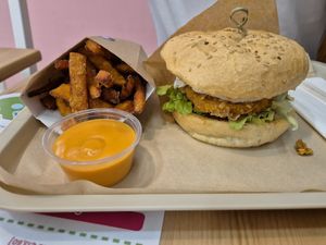 Green bun, sweet potato fries, and chilli Mayo at Green M'ama in Naples