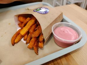 Sweet potato fries with pink mayo at Green M'ama in Naples