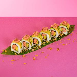 Uramaki with plant-based salmon, mayonnaise, zucchini, plantain chips, and eggplant sauce at Green M'ama in Naples
