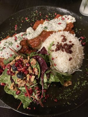 Reis mit gegrillter Aubergine und Dip  at memán restaurant in Hamburg