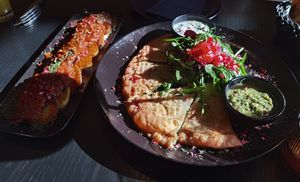 Borani (10,50 Euro) und Bolani Sabzi (10,90 Euro) at memán restaurant in Hamburg