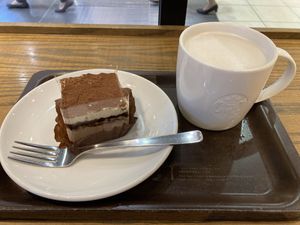 Tiramisù and hojicha tea latte  at Starbucks - Lumine Fujisawa   in Fujisawa