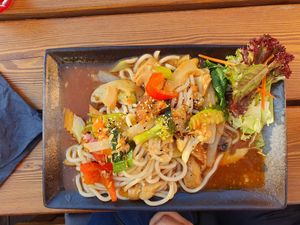 Udon Xao Chay mit veganer Ente at Fam Linh in Heidenheim