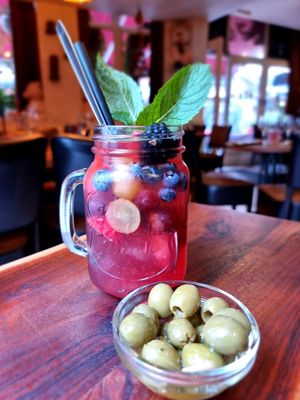 Lemonade with berries at Casa Di Kaspi in Bruges