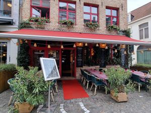 Front, outdoor seating at Casa Di Kaspi in Bruges