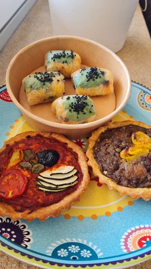 I love going there to pick up some tasty lunch. It is colorful and filling 🥰 at Aux Deux Portes Cafe in Geneva