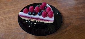 White chocolate raspberry cake at Luisas Vegan Art in Linne