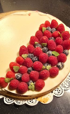 White chocolate raspberry cake at Luisas Vegan Art in Linne